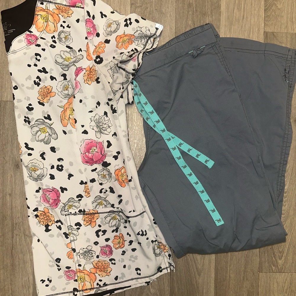 💐Floral Print Scrub Top and Gray Scrub Pants 🩶